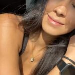 Pamela Sambrano Instagram - TODOS MERECEMOS CALMA. Y para eso hay que entender lo que NO es normal. -NO es normal estar nerviosa/o todos los días. -NO es normal permitir que la gente más cercana siempre te haga daño (Aunque digan que no volverá a suceder) -NO es normal NO PODER DORMIR. -NO es normal estar pensando en escenarios terribles cada vez que te pasa algo. -No es normal que tengas daño estomacal seguido. -No es normal que estés 2 días bien y luego 2 días sin poder salir de tu cama por falta de energía o tristeza). -NO es normal que Estés irritable 24/7 -NO es normal que lastimes a gente porque “te sentías mal” -NO es normal que pienses que todos te lastiman. -NO es normal que quieras trabajar 24-7 y no puedas desconectarte. POR QUÉ DIGO TODO ESTO? Porque la visita a la Psicóloga/o está infravalorada, muchos creen que es solo para los que tenemos enfermedades mentales o trastornos Y NO ES ASÍ. Es para fortalecer el amor propio/ perdonar/ aprender a poner límites / para tomar mejores decisiones / para entenderte/ para entender cuando debes parar. En este mundo acelerado, la terapia es un deber ser para mantener LA CALMA. Si últimamente no estás consiguiendo estar bien por tu cuenta NO ESTÁ MAL!! A veces necesitamos guía (y no de tu mejor amiga) necesitamos guía de una profesional. Total, lo que queremos es estar bien, cierto?