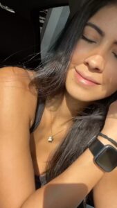 Pamela Sambrano Instagram - TODOS MERECEMOS CALMA. Y para eso hay que entender lo que NO es normal. -NO es normal estar nerviosa/o todos los días. -NO es normal permitir que la gente más cercana siempre te haga daño (Aunque digan que no volverá a suceder) -NO es normal NO PODER DORMIR. -NO es normal estar pensando en escenarios terribles cada vez que te pasa algo. -No es normal que tengas daño estomacal seguido. -No es normal que estés 2 días bien y luego 2 días sin poder salir de tu cama por falta de energía o tristeza). -NO es normal que Estés irritable 24/7 -NO es normal que lastimes a gente porque “te sentías mal” -NO es normal que pienses que todos te lastiman. -NO es normal que quieras trabajar 24-7 y no puedas desconectarte. POR QUÉ DIGO TODO ESTO? Porque la visita a la Psicóloga/o está infravalorada, muchos creen que es solo para los que tenemos enfermedades mentales o trastornos Y NO ES ASÍ. Es para fortalecer el amor propio/ perdonar/ aprender a poner límites / para tomar mejores decisiones / para entenderte/ para entender cuando debes parar. En este mundo acelerado, la terapia es un deber ser para mantener LA CALMA. Si últimamente no estás consiguiendo estar bien por tu cuenta NO ESTÁ MAL!! A veces necesitamos guía (y no de tu mejor amiga) necesitamos guía de una profesional. Total, lo que queremos es estar bien, cierto?