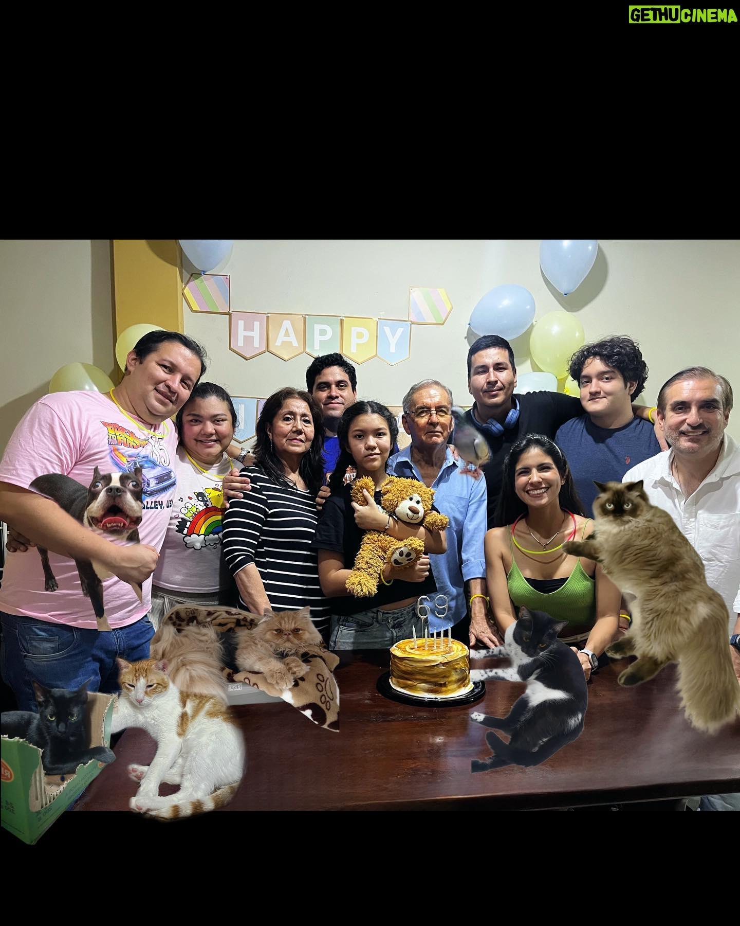 Pamela Sambrano Instagram - 1- 3 de Febrero 🎂 2- Sambranos con S 3- Canta!! Que ya se prendió la vela. 4- Pictionary: “Ir a ciegas” 5- Piñata o galleta? 6- Happy Happy Happy 7- Seres de Luz. 8- Les traigo paz 9- Tropa completa 10- Bicos jis jansom El 2024 fue el cumpleaños de los juegos. El 2023 fue el “significativo” (un comentario preguntando por esto y les cuento diciendo: “ya que todos ustedes me preguntaron por el cumple de mi papi… jajajaja )