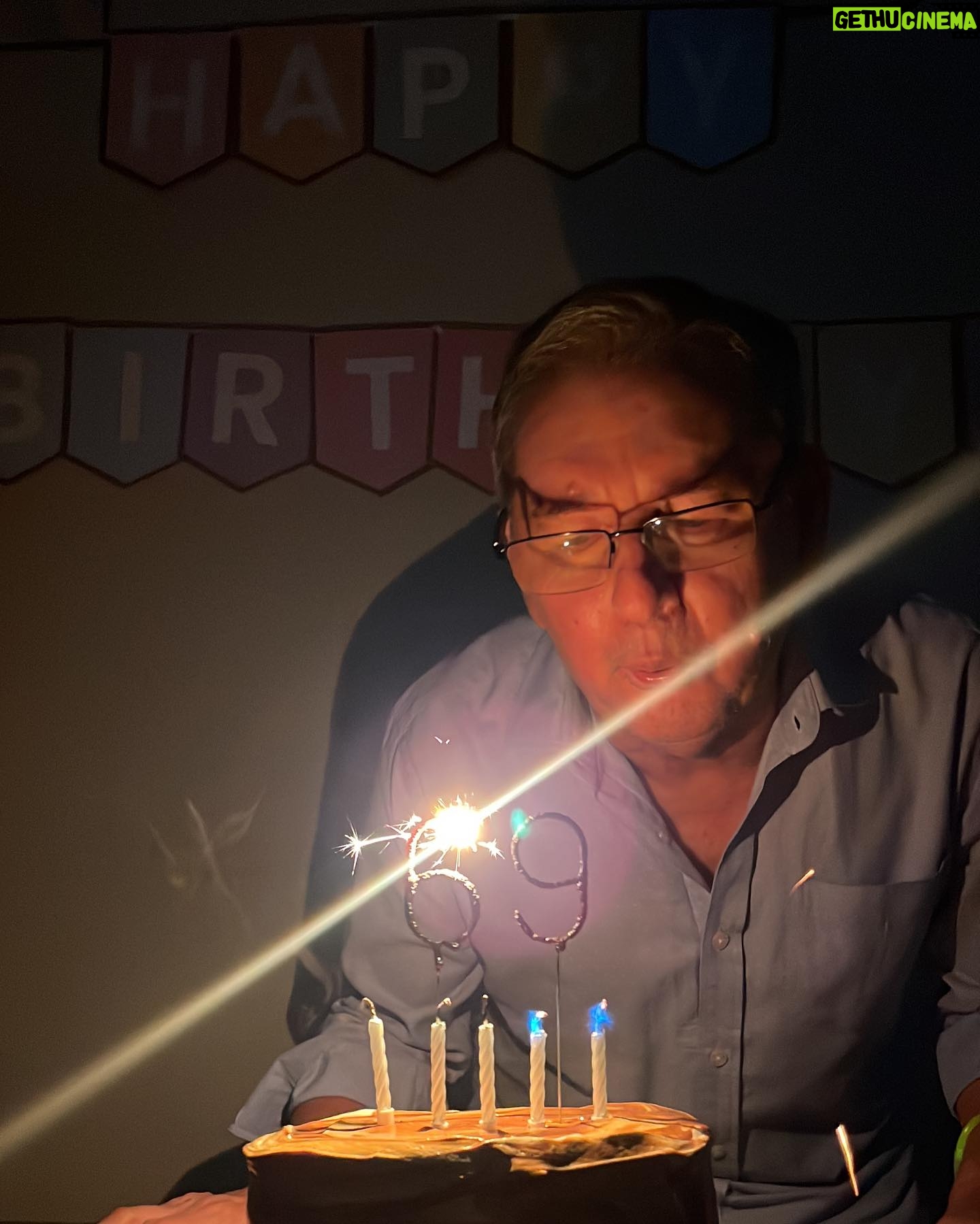 Pamela Sambrano Instagram - 1- 3 de Febrero 🎂 2- Sambranos con S 3- Canta!! Que ya se prendió la vela. 4- Pictionary: “Ir a ciegas” 5- Piñata o galleta? 6- Happy Happy Happy 7- Seres de Luz. 8- Les traigo paz 9- Tropa completa 10- Bicos jis jansom El 2024 fue el cumpleaños de los juegos. El 2023 fue el “significativo” (un comentario preguntando por esto y les cuento diciendo: “ya que todos ustedes me preguntaron por el cumple de mi papi… jajajaja )