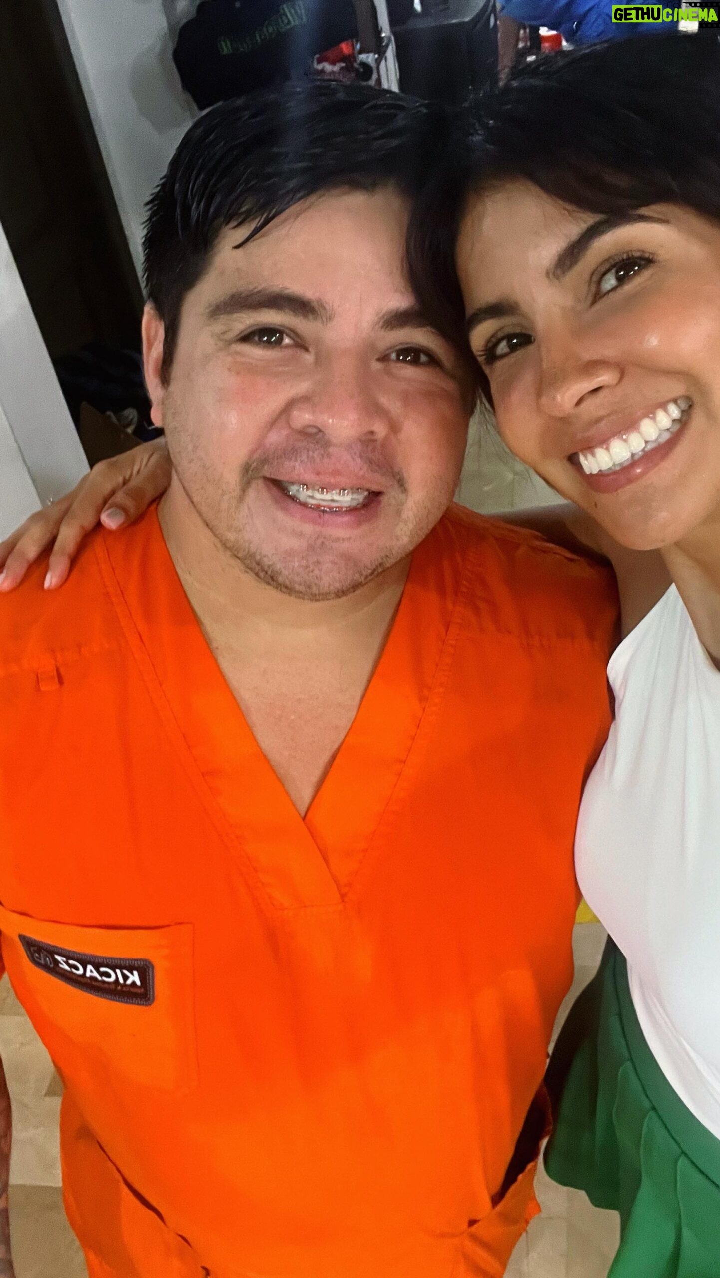 Pamela Sambrano Instagram - Vlog: Storytime de cómo he tenido el hombro dislocado hace 6meses y recién me doy cuenta. Agradecimiento especial: @calixtofisioterapia 🥹🤍 Nota: Esto es un resumen, estoy obviando el eco, y el resto de la rehabilitación. Hace meses ya no podía mover bien el brazo derecho, me dolía y el miedo de no querer ir al médico me susurró al oído: “No vayas, total tienes otro brazo” Jajajajaja me río, pero qué irresponsabilidad haber seguido entrenando así y cuando dolía, decirme : “El dolor es mentaaaaaaal”. Tanto libro de autoayuda tiene sus pro y sus contras ljajaja Bye mis amigos, invisibles, pero amigos al final 💓