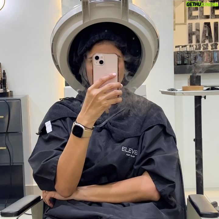 Pamela Sambrano Instagram - 1-Guayakill hell city 🔥 2- Cuando me dicen que no piense tanto en algo, yo: 3- Extraterrestre relajado 4- Así llegué 5- Reparaditap en @eleven.hairclub 7/8- Paseo corto 9- Es duro ser adulto. Todo es plata. 10- Dieta