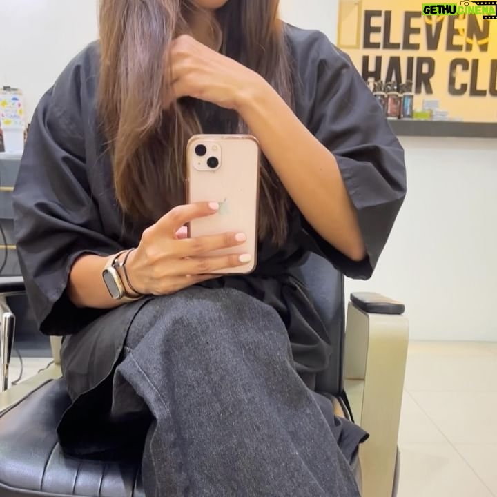 Pamela Sambrano Instagram - 1-Guayakill hell city 🔥 2- Cuando me dicen que no piense tanto en algo, yo: 3- Extraterrestre relajado 4- Así llegué 5- Reparaditap en @eleven.hairclub 7/8- Paseo corto 9- Es duro ser adulto. Todo es plata. 10- Dieta