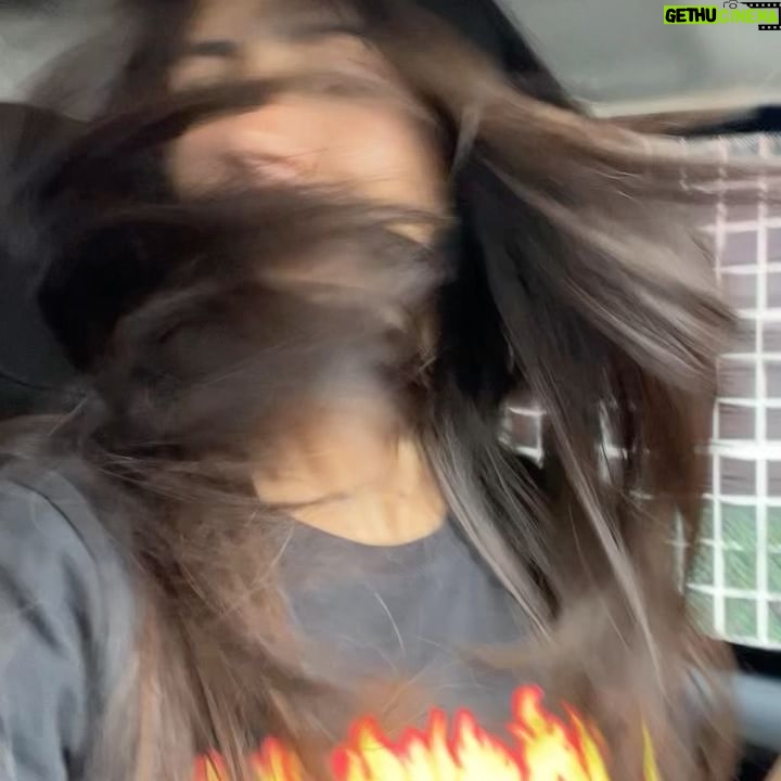Pamela Sambrano Instagram - 1-Guayakill hell city 🔥 2- Cuando me dicen que no piense tanto en algo, yo: 3- Extraterrestre relajado 4- Así llegué 5- Reparaditap en @eleven.hairclub 7/8- Paseo corto 9- Es duro ser adulto. Todo es plata. 10- Dieta