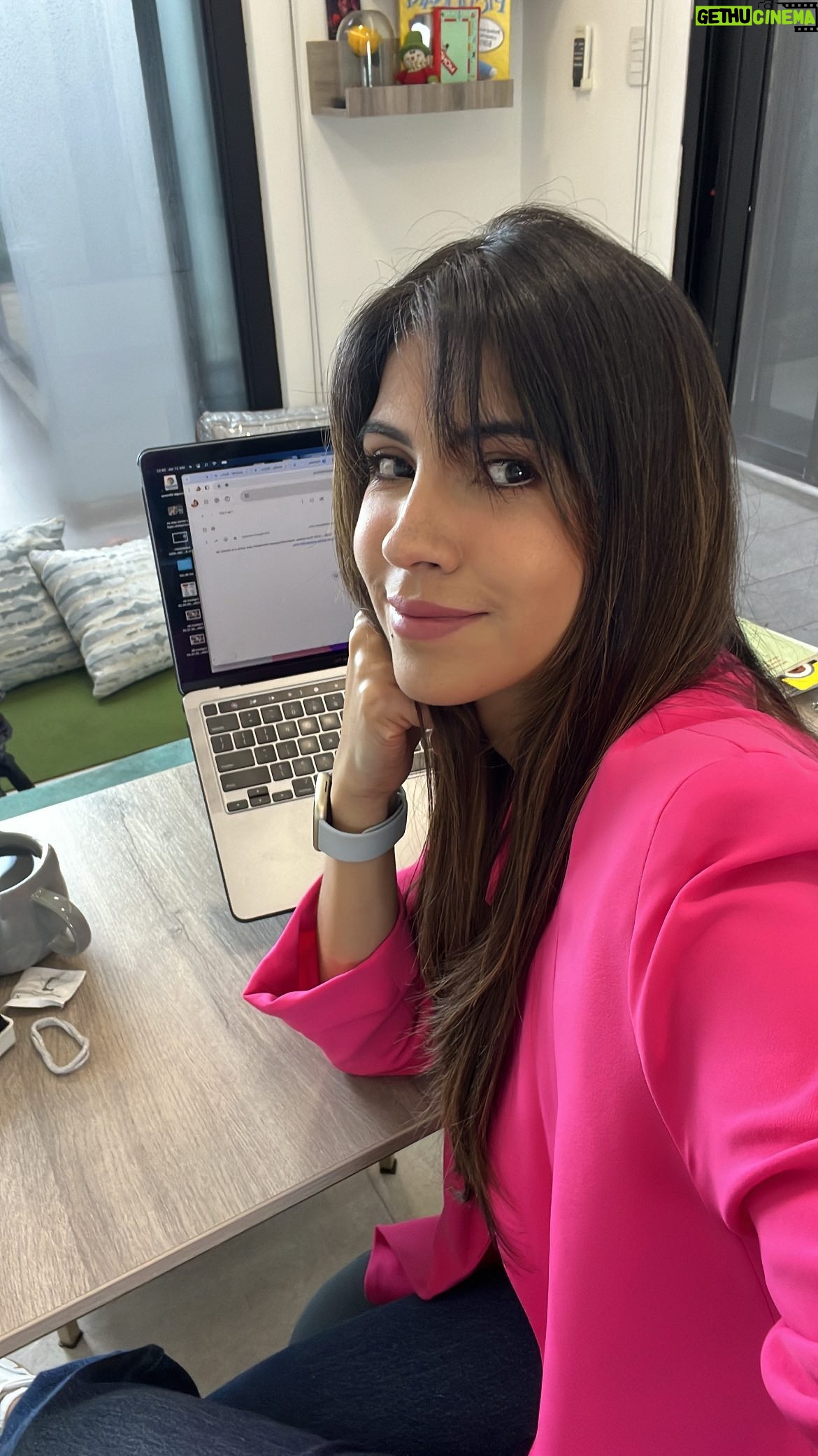 Pamela Sambrano Instagram - Gracias a las 100 mujeres que estuvieron presentes en el taller: “Crea un podcast desde casa”. Sé que se inscribieron 300, pero el cupo fue para las primeras 100 que se conectaron. Para las que no lograron estar, y me están escribiendo, pueden comunicarse con @dirmujergye 🤍 para informarse de próximos talleres. 👏🏽 a @dirmujergye @municipiogye por generar espacios donde, entre nosotras, podemos enseñarnos y darnos ese empujón para aprender y avanzar. @michpremo @paulinacastillos @leticiabecillag ¡Qué lindo trabajo hacen!