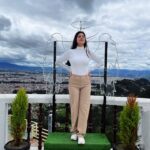 Pamela Sambrano Instagram - Esto que estoy pensando o que me está preocupando, es real o es solo una suposición? ¿Será que estoy haciendo “el problema” más grande de lo que es? Vale la pena hacerse estas preguntas cada cierto tiempo, cuando las cosas no andan bien, o incluso cuando andan bien; pero tienes muchos pensamientos intrusivos o sientes ansiedad (leve). Saben, yo ando en modo reencontrándome, no les pasa que cuando consumen/ viven/ conviven mucho con grupos de personas, adoptan muchas cosas de ellos, PERO TÚ NO ERES ESO. No quiero decir que seas mejor ni peor, solo no eres eso. Bueno, les mando un abrazo. El otro día escuché las frases que están escritas en las imágenes, y se las quise compartir. 📸 mi fotógrafa favorita: Mi mamita (Por cierto ella está recargándose para la nueva temporada de Ni Boomer ni de Cristal. Búscanos en YouTube)
