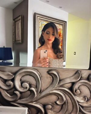 Pamela Sambrano Instagram - Animando fiestas since 1989 🤣
Esta profesión es maravillosa, nos permite hacer tanto; reír, llorar, conectar con personas de diferentes formas…la verdad es que el trabajo perfecto sí existe y estoy agradecida 🤍
Decreto un 2024 con trabajo divertido para todos. *lanza polvito de estrellas imaginario* ✨ ✨ 💫