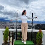 Pamela Sambrano Instagram - Esto que estoy pensando o que me está preocupando, es real o es solo una suposición? ¿Será que estoy haciendo “el problema” más grande de lo que es? Vale la pena hacerse estas preguntas cada cierto tiempo, cuando las cosas no andan bien, o incluso cuando andan bien; pero tienes muchos pensamientos intrusivos o sientes ansiedad (leve). Saben, yo ando en modo reencontrándome, no les pasa que cuando consumen/ viven/ conviven mucho con grupos de personas, adoptan muchas cosas de ellos, PERO TÚ NO ERES ESO. No quiero decir que seas mejor ni peor, solo no eres eso. Bueno, les mando un abrazo. El otro día escuché las frases que están escritas en las imágenes, y se las quise compartir. 📸 mi fotógrafa favorita: Mi mamita (Por cierto ella está recargándose para la nueva temporada de Ni Boomer ni de Cristal. Búscanos en YouTube)