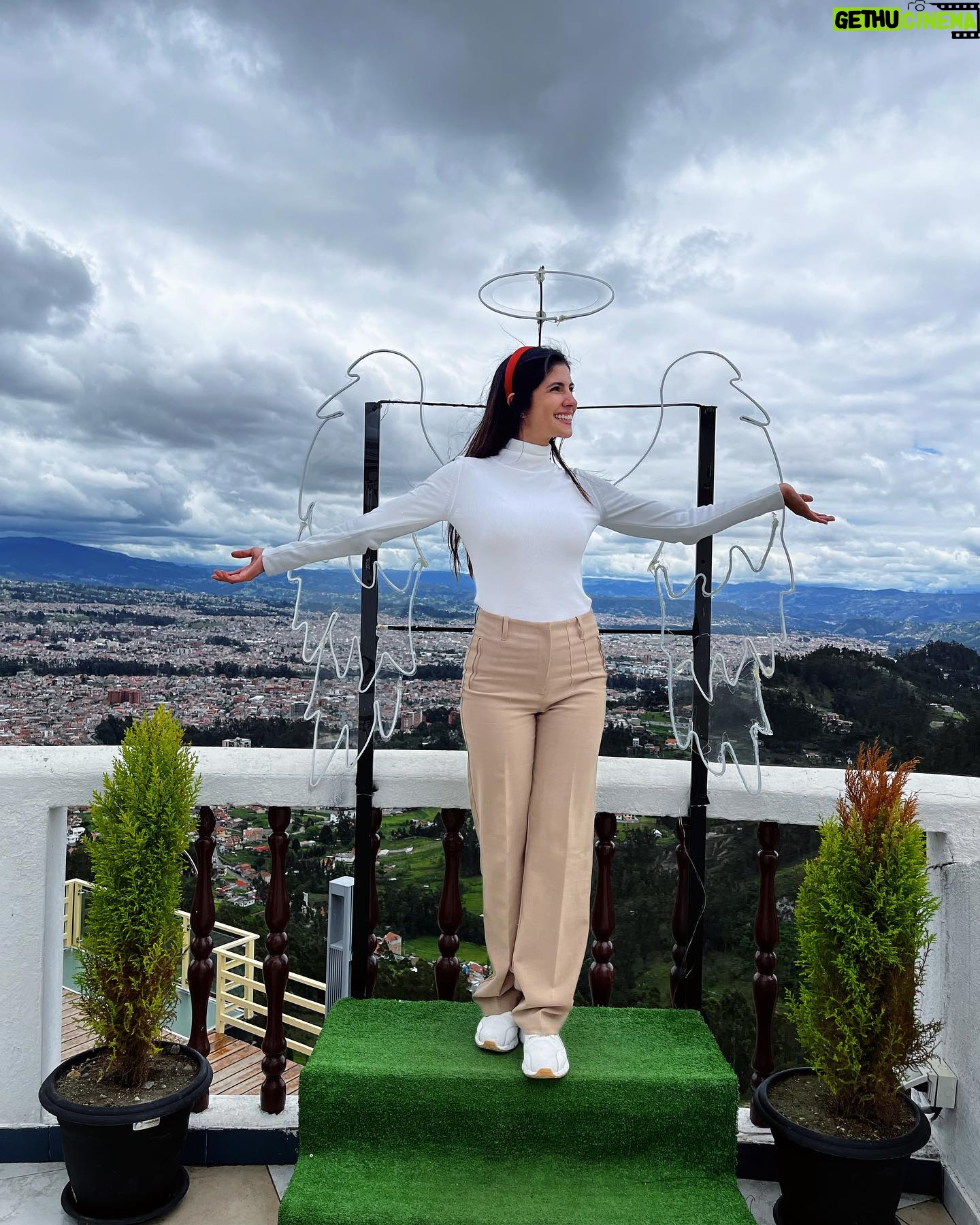 Pamela Sambrano Instagram - Esto que estoy pensando o que me está preocupando, es real o es solo una suposición? ¿Será que estoy haciendo “el problema” más grande de lo que es? Vale la pena hacerse estas preguntas cada cierto tiempo, cuando las cosas no andan bien, o incluso cuando andan bien; pero tienes muchos pensamientos intrusivos o sientes ansiedad (leve). Saben, yo ando en modo reencontrándome, no les pasa que cuando consumen/ viven/ conviven mucho con grupos de personas, adoptan muchas cosas de ellos, PERO TÚ NO ERES ESO. No quiero decir que seas mejor ni peor, solo no eres eso. Bueno, les mando un abrazo. El otro día escuché las frases que están escritas en las imágenes, y se las quise compartir. 📸 mi fotógrafa favorita: Mi mamita (Por cierto ella está recargándose para la nueva temporada de Ni Boomer ni de Cristal. Búscanos en YouTube)