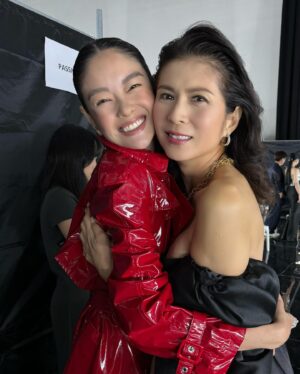 Pan Lingling Instagram - 这就是我们 @sheila_sim 太久不见的心情😂

从互不相识变成戏剧一家人😍❣️💕

从觉得彼此很高傲，冷漠变成时常想念对方❤️❣️💕

从她单身到如今是两个女儿的漂亮妈妈🥰💞💕

缘分这东西真的是很奇妙❣️💕

谢谢118 让我们相遇❤️💞💕

@the_celebrityagency 
#118
#我的最爱
#我们是一家人
#红星大奖2024 
#沈琳宸 
#潘玲玲 
嘻嘻，第三张和惠玉的合照❣️原本是在放在另一个post，结果不小心按上去😂太糊塗🥴