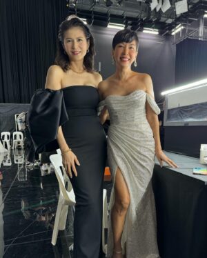Pan Lingling Instagram - 红星大奖2024 昨晚圆满落幕❤️
昨晚太忙了，没有时间把拍摄的照片放上网！
现在就把昨晚在幕后的照片发出来！
回味昨晚温馨的时光❤️

在这也要谢谢每一年，帮我打扮的漂漂亮亮的幕后功臣🙏
Styling  by  @martyzwong 
Hair by @im_jia_9607 
Make up by @andyleemakeup 
👗 by @solacelondon
 @stylelease
Jewelry by @tiffanyandco 
👠 by @rogervivier 
@the_celebrityagency 
#红星大奖2024 
#passionhairsaloon 
#潘玲玲