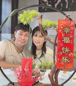 Pan Lingling Instagram - ❤️黄老爷，
💖💖27年了。。。
我们一起经历了风风雨雨！
你为我挡风，我为你遮雨！
你对我无可奈何。。。
我对你一言难尽。。。

祝我们结婚 27周年快乐❤️❤️❤️

Happy 27th Anniversary 💖💖💖My First Love ❤️ 

#firstlove 
#27结婚纪念日 
#1230 
#happyanniversary 
#weddinganniversary 
#love 
#一起走下去 
#黄世南 
#潘玲玲