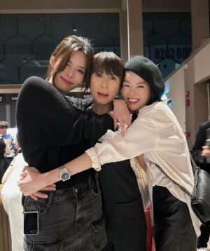 Pan Lingling Instagram - 我本来是挺高的😄
结果跟这俩个高妺在一起拍照，就立马变矮了😂
好久没聚在一起了，我的姗姗❤️ @sheila_sim 和我的可爱💖 @carriewst 

P.S最后一张是我的第一个表情😂
#118 
#我的家人 
#沈琳宸 
#黄思恬 
#潘玲玲