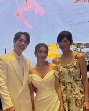 Pan Lingling Instagram - 我家小妹出嫁了👰🏻

我们是#118 一家人已经十年了！
我们看着他俩 @honglingg_  @nickk_teo 从单身，拍拖到宣誓结婚💍🤵🏻👰🏻
我和姑姑 @sheila_sim 都有着说不出的感动和喜悅💞💕💖

第五张照片💖是 @honglingg_ 的漂亮妈妈😍她伸出手说，恭喜妳，女儿结婚了！谢谢妳这么疼她❤️
我当下感动到眼眶湿透😂
小妹真的是个贴心 的女儿👍🏻
老妈祝妳和Nick
幸福美满💖💞
恩爱到老💕💖
早点让我们抱孙子❤️❤️

#洪家有喜事
#118
#15december2023
#大喜之日 
#wedding