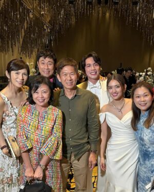 Pan Lingling Instagram - 我家小妹出嫁了👰🏻

我们是#118 一家人已经十年了！
我们看着他俩 @honglingg_  @nickk_teo 从单身，拍拖到宣誓结婚💍🤵🏻👰🏻
我和姑姑 @sheila_sim 都有着说不出的感动和喜悅💞💕💖

第五张照片💖是 @honglingg_ 的漂亮妈妈😍她伸出手说，恭喜妳，女儿结婚了！谢谢妳这么疼她❤️
我当下感动到眼眶湿透😂
小妹真的是个贴心 的女儿👍🏻
老妈祝妳和Nick
幸福美满💖💞
恩爱到老💕💖
早点让我们抱孙子❤️❤️

#洪家有喜事
#118
#15december2023
#大喜之日 
#wedding