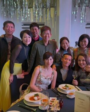 Pan Lingling Instagram - 我家小妹出嫁了👰🏻

我们是#118 一家人已经十年了！
我们看着他俩 @honglingg_  @nickk_teo 从单身，拍拖到宣誓结婚💍🤵🏻👰🏻
我和姑姑 @sheila_sim 都有着说不出的感动和喜悅💞💕💖

第五张照片💖是 @honglingg_ 的漂亮妈妈😍她伸出手说，恭喜妳，女儿结婚了！谢谢妳这么疼她❤️
我当下感动到眼眶湿透😂
小妹真的是个贴心 的女儿👍🏻
老妈祝妳和Nick
幸福美满💖💞
恩爱到老💕💖
早点让我们抱孙子❤️❤️

#洪家有喜事
#118
#15december2023
#大喜之日 
#wedding