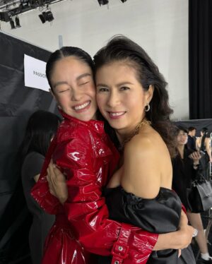 Pan Lingling Instagram - 这就是我们 @sheila_sim 太久不见的心情😂

从互不相识变成戏剧一家人😍❣️💕

从觉得彼此很高傲，冷漠变成时常想念对方❤️❣️💕

从她单身到如今是两个女儿的漂亮妈妈🥰💞💕

缘分这东西真的是很奇妙❣️💕

谢谢118 让我们相遇❤️💞💕

@the_celebrityagency 
#118
#我的最爱
#我们是一家人
#红星大奖2024 
#沈琳宸 
#潘玲玲 
嘻嘻，第三张和惠玉的合照❣️原本是在放在另一个post，结果不小心按上去😂太糊塗🥴