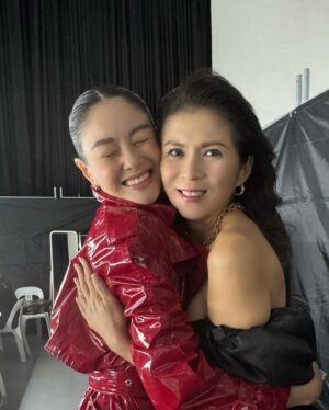 Pan Lingling Instagram - 这就是我们 @sheila_sim 太久不见的心情😂

从互不相识变成戏剧一家人😍❣️💕

从觉得彼此很高傲，冷漠变成时常想念对方❤️❣️💕

从她单身到如今是两个女儿的漂亮妈妈🥰💞💕

缘分这东西真的是很奇妙❣️💕

谢谢118 让我们相遇❤️💞💕

@the_celebrityagency 
#118
#我的最爱
#我们是一家人
#红星大奖2024 
#沈琳宸 
#潘玲玲 
嘻嘻，第三张和惠玉的合照❣️原本是在放在另一个post，结果不小心按上去😂太糊塗🥴