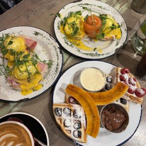 Pannin Charnmanoon Instagram - Tourist spots and great meals!🏰🧇🍝🛼🍔🦞