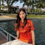 Pannin Charnmanoon Instagram - ทีมมธตลอดไปค้าบบบบ💛❤️ #TEAMTHAMMASAT ใกล้งานฟุตบอลสานสัมพันธ์จุฬา-ธรรมศาสตร์ 2024 มีเสื้อมธกันยางงงง??⚽️👕 สามารถซื้อสินค้าได้ที่: 📍 มหาวิทยาลัยธรรมศาสตร์ รังสิต ณ ตึก SC1 📍 มหาวิทยาลัยธรรมศาสตร์ ท่าพระจันทร์ ณ โรงอาหาร BE ตั้งแต่วันที่ 23-30 มีนาคม 2567 จับจองเสื้อของคุณให้พร้อม แล้วมาร่วมส่งเสียงเชียร์ #TEAMTHAMMASAT ไปพร้อม ๆ กันได้ที่ 🏟️ สนามศุภชลาสัย 31 มีนาคม 2567 #TEAMTHAMMASATxWARRIX #TUBoomwithWarrix #ฟุตบอลสานสัมพันธ์จุฬาธรรมศาสตร์