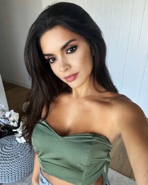 Paola Paulin Instagram - Back on set in Los Angeles 🎥🖤