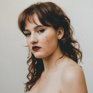 Paola Perrin Instagram - Belle sera dans vos oreilles ce soir à minuit, et je ne pouvais pas vous laisser la découvrir sans vous dire ces quelques mots 🐣 (un peu long à lire oui deso)
En tout cas, j’espère du fond du cœur que Belle résonnera dans vos cœurs. 💛

Le clip sera dispo dès demain à 11h. Soyez au RDV 👀 

@romainbotti merci pour tout tout tout 🙏🏼

@gabrielleriouah merci pour cette pépite de Clip 📽️✨

@jonathancagne @julienrxl @romainbotti merci pour cette magnifique real et pour la patience après nos  1245 versions 🎛️

@hugolardenet merci pour ton talent de folie 📸

@playtwolabel @sonymusicpubfrance @cellar_____ merci de croire en moi 🤝🏼