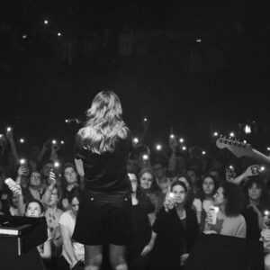 Paola Perrin Instagram - C’était y’a une semaine et je galère encore à réaliser 🥲 Merci encore pour ce moment suspendu, je vous aime cro cro fort. Tellement hâte de vous retrouver sur les prochaines dates. ✨

📹 @justaminuteaway_ @romainbotti
