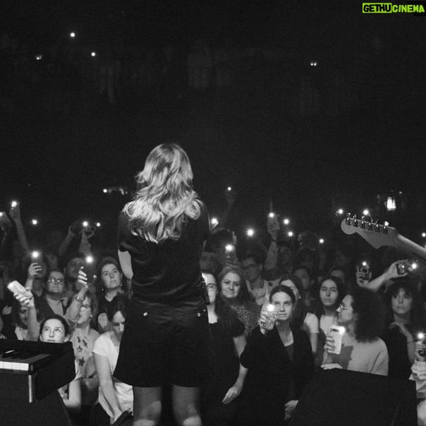 Paola Perrin - 2.6K Likes - C’était y’a une semaine et je galère encore à réaliser 🥲 Merci encore pour ce moment suspendu, je vous aime cro cro fort. Tellement hâte de vous retrouver sur les prochaines dates. ✨
📹 @justaminuteaway_ @romainbotti