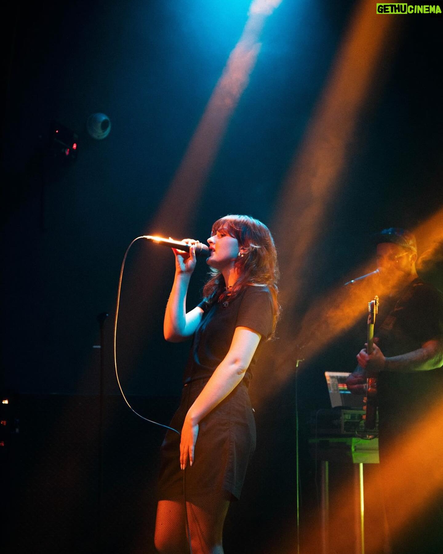 Paola Perrin - 6.2K Likes - Ok c’était fou! Mon premier concert en tête d’affiche avec vous.✨ C’était notre premier rendez-vous, notre premier tête à tête, et j’ai tant aimé ça. MERCI pour l’amour, les larmes, vos regards, vots mots, et les paroles que vous connaissiez déjà par 🫀
Évidemment, un énorme merci à mon équipe de folie.
@romainbotti un grand merci pour ce concert que tu as produit à la perfection, de A à Z, merci pour tout!✨
Merci à mes musiciens du futur @jonathancagne @tlkonnng ❤️🔥
Merci @ninabattisti_ pour cette fabuleuse première partie 🤍
Merci @nliveproject et @charleslagueritte pour la lumière et le son 🔥🙋🏻♀️
Merci @initialsbab pour le pépite de stylisme 🫶🏼
@etoiles_paris merci pour l’accueil 🙏🏼✨
📸 @lunadurel
