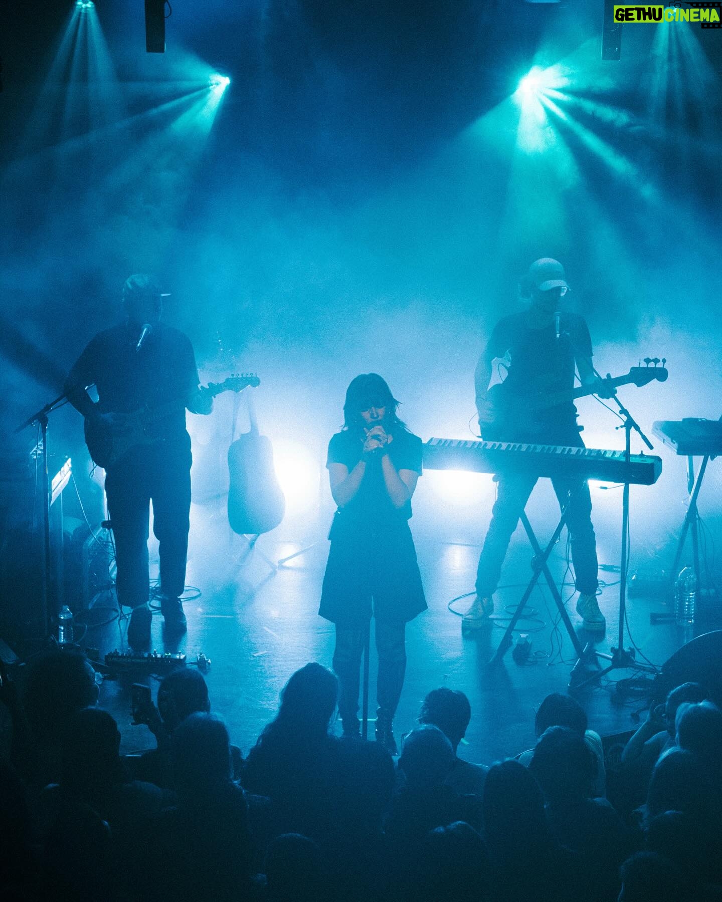 Paola Perrin - 6.2K Likes - Ok c’était fou! Mon premier concert en tête d’affiche avec vous.✨ C’était notre premier rendez-vous, notre premier tête à tête, et j’ai tant aimé ça. MERCI pour l’amour, les larmes, vos regards, vots mots, et les paroles que vous connaissiez déjà par 🫀
Évidemment, un énorme merci à mon équipe de folie.
@romainbotti un grand merci pour ce concert que tu as produit à la perfection, de A à Z, merci pour tout!✨
Merci à mes musiciens du futur @jonathancagne @tlkonnng ❤️🔥
Merci @ninabattisti_ pour cette fabuleuse première partie 🤍
Merci @nliveproject et @charleslagueritte pour la lumière et le son 🔥🙋🏻♀️
Merci @initialsbab pour le pépite de stylisme 🫶🏼
@etoiles_paris merci pour l’accueil 🙏🏼✨
📸 @lunadurel