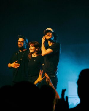 Paola Perrin Instagram - Ok c’était fou! Mon premier concert en tête d’affiche avec vous.✨ C’était notre premier rendez-vous, notre premier tête à tête, et j’ai tant aimé ça. MERCI pour l’amour, les larmes, vos regards, vots mots, et les paroles que vous connaissiez déjà par 🫀 

Évidemment, un énorme merci à mon équipe de folie. 

@romainbotti un grand merci pour ce concert que tu as produit à la perfection, de A à Z, merci pour tout!✨

Merci à mes musiciens du futur @jonathancagne @tlkonnng ❤️‍🔥

Merci @ninabattisti_ pour cette fabuleuse première partie 🤍 

Merci @nliveproject et @charleslagueritte pour la lumière et le son 🔥🙋🏻‍♀️

Merci @initialsbab pour le pépite de stylisme 🫶🏼 

@etoiles_paris merci pour l’accueil 🙏🏼✨

📸 @lunadurel