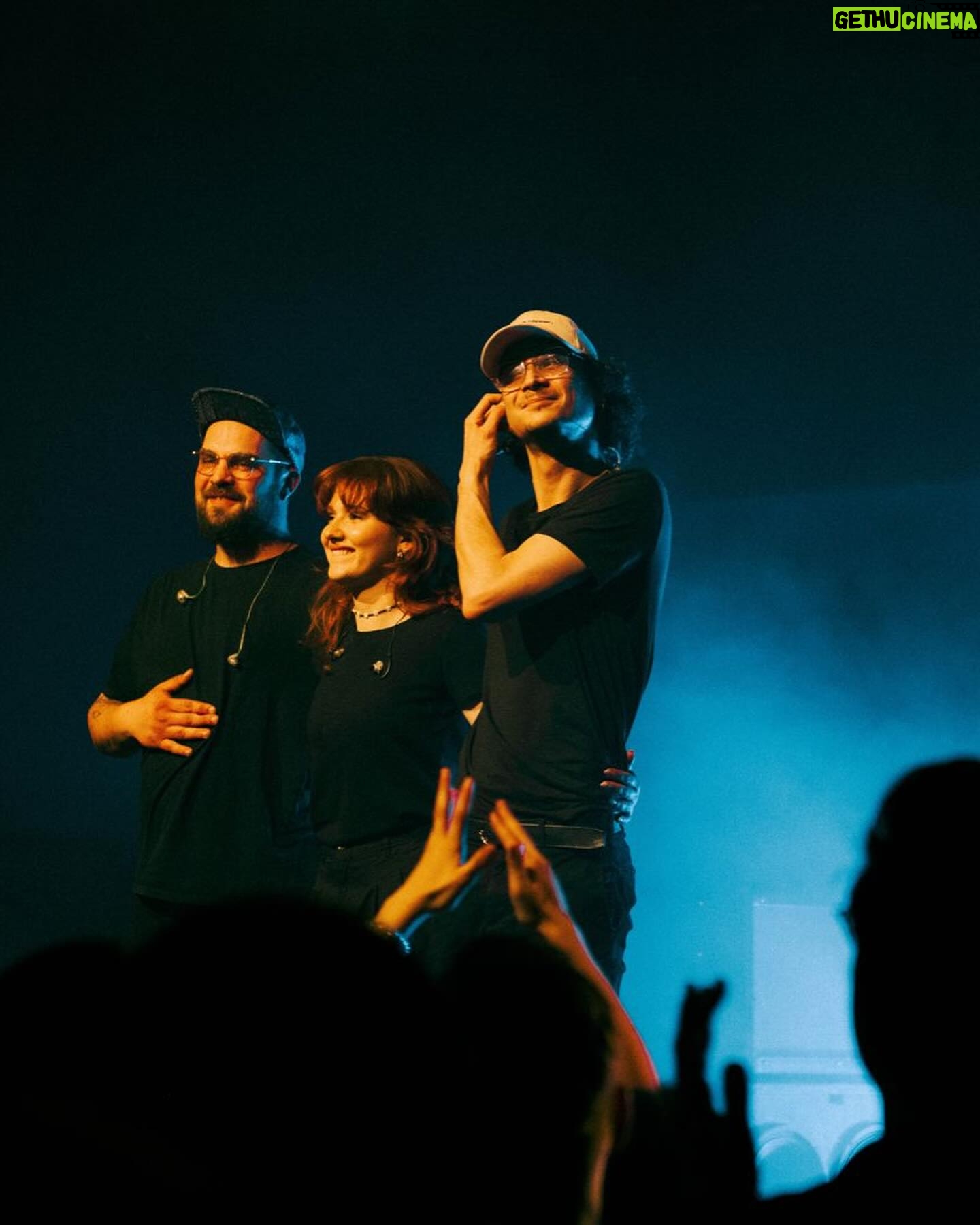 Paola Perrin - 6.2K Likes - Ok c’était fou! Mon premier concert en tête d’affiche avec vous.✨ C’était notre premier rendez-vous, notre premier tête à tête, et j’ai tant aimé ça. MERCI pour l’amour, les larmes, vos regards, vots mots, et les paroles que vous connaissiez déjà par 🫀
Évidemment, un énorme merci à mon équipe de folie.
@romainbotti un grand merci pour ce concert que tu as produit à la perfection, de A à Z, merci pour tout!✨
Merci à mes musiciens du futur @jonathancagne @tlkonnng ❤️🔥
Merci @ninabattisti_ pour cette fabuleuse première partie 🤍
Merci @nliveproject et @charleslagueritte pour la lumière et le son 🔥🙋🏻♀️
Merci @initialsbab pour le pépite de stylisme 🫶🏼
@etoiles_paris merci pour l’accueil 🙏🏼✨
📸 @lunadurel