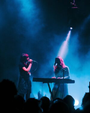 Paola Perrin Instagram - Ok c’était fou! Mon premier concert en tête d’affiche avec vous.✨ C’était notre premier rendez-vous, notre premier tête à tête, et j’ai tant aimé ça. MERCI pour l’amour, les larmes, vos regards, vots mots, et les paroles que vous connaissiez déjà par 🫀 

Évidemment, un énorme merci à mon équipe de folie. 

@romainbotti un grand merci pour ce concert que tu as produit à la perfection, de A à Z, merci pour tout!✨

Merci à mes musiciens du futur @jonathancagne @tlkonnng ❤️‍🔥

Merci @ninabattisti_ pour cette fabuleuse première partie 🤍 

Merci @nliveproject et @charleslagueritte pour la lumière et le son 🔥🙋🏻‍♀️

Merci @initialsbab pour le pépite de stylisme 🫶🏼 

@etoiles_paris merci pour l’accueil 🙏🏼✨

📸 @lunadurel
