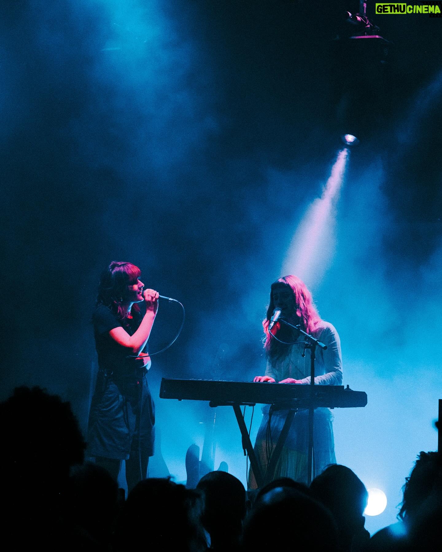 Paola Perrin - 6.2K Likes - Ok c’était fou! Mon premier concert en tête d’affiche avec vous.✨ C’était notre premier rendez-vous, notre premier tête à tête, et j’ai tant aimé ça. MERCI pour l’amour, les larmes, vos regards, vots mots, et les paroles que vous connaissiez déjà par 🫀
Évidemment, un énorme merci à mon équipe de folie.
@romainbotti un grand merci pour ce concert que tu as produit à la perfection, de A à Z, merci pour tout!✨
Merci à mes musiciens du futur @jonathancagne @tlkonnng ❤️🔥
Merci @ninabattisti_ pour cette fabuleuse première partie 🤍
Merci @nliveproject et @charleslagueritte pour la lumière et le son 🔥🙋🏻♀️
Merci @initialsbab pour le pépite de stylisme 🫶🏼
@etoiles_paris merci pour l’accueil 🙏🏼✨
📸 @lunadurel