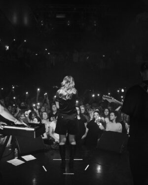 Paola Perrin Instagram - Ok c’était fou! Mon premier concert en tête d’affiche avec vous.✨ C’était notre premier rendez-vous, notre premier tête à tête, et j’ai tant aimé ça. MERCI pour l’amour, les larmes, vos regards, vots mots, et les paroles que vous connaissiez déjà par 🫀 

Évidemment, un énorme merci à mon équipe de folie. 

@romainbotti un grand merci pour ce concert que tu as produit à la perfection, de A à Z, merci pour tout!✨

Merci à mes musiciens du futur @jonathancagne @tlkonnng ❤️‍🔥

Merci @ninabattisti_ pour cette fabuleuse première partie 🤍 

Merci @nliveproject et @charleslagueritte pour la lumière et le son 🔥🙋🏻‍♀️

Merci @initialsbab pour le pépite de stylisme 🫶🏼 

@etoiles_paris merci pour l’accueil 🙏🏼✨

📸 @lunadurel
