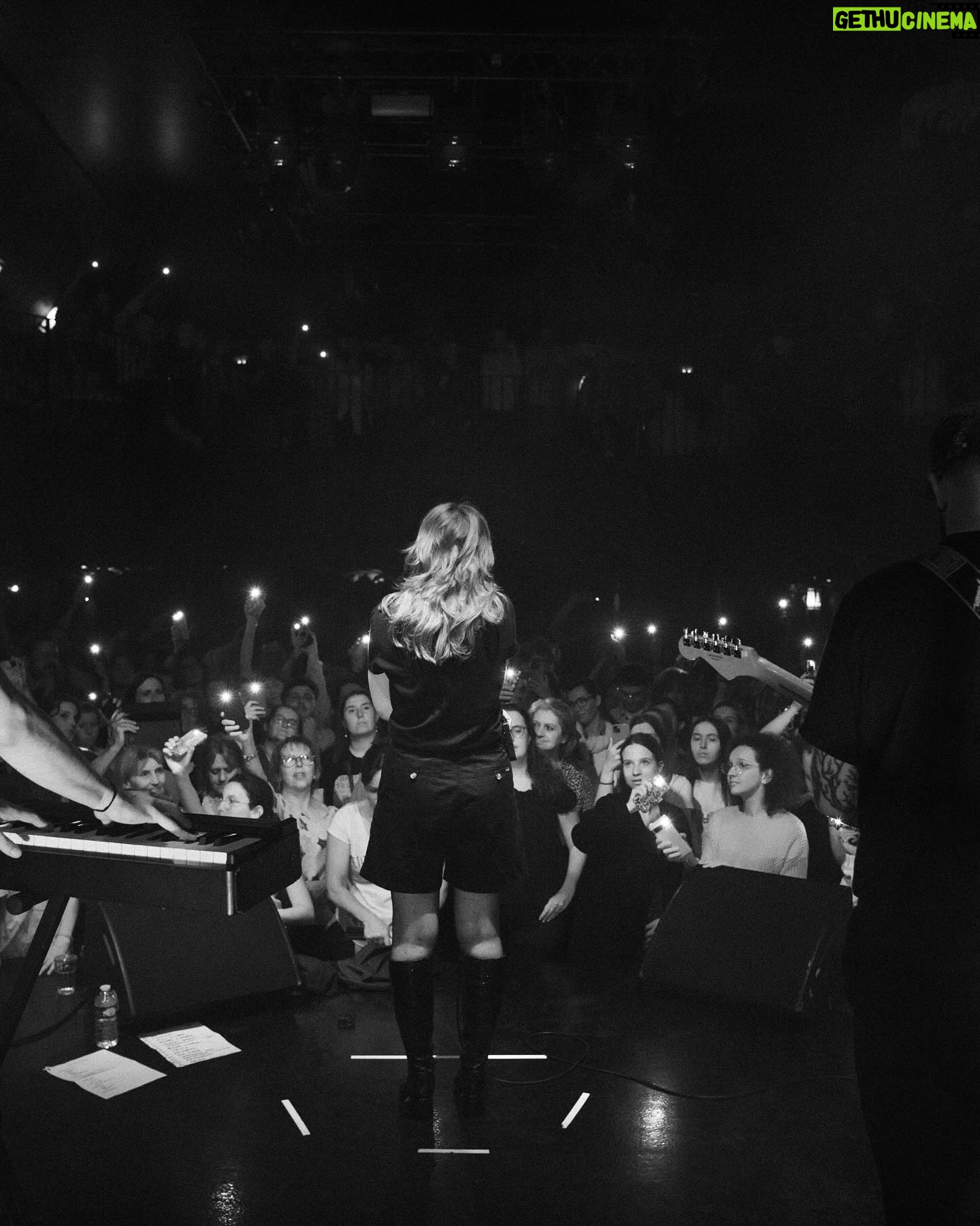 Paola Perrin - 6.2K Likes - Ok c’était fou! Mon premier concert en tête d’affiche avec vous.✨ C’était notre premier rendez-vous, notre premier tête à tête, et j’ai tant aimé ça. MERCI pour l’amour, les larmes, vos regards, vots mots, et les paroles que vous connaissiez déjà par 🫀
Évidemment, un énorme merci à mon équipe de folie.
@romainbotti un grand merci pour ce concert que tu as produit à la perfection, de A à Z, merci pour tout!✨
Merci à mes musiciens du futur @jonathancagne @tlkonnng ❤️🔥
Merci @ninabattisti_ pour cette fabuleuse première partie 🤍
Merci @nliveproject et @charleslagueritte pour la lumière et le son 🔥🙋🏻♀️
Merci @initialsbab pour le pépite de stylisme 🫶🏼
@etoiles_paris merci pour l’accueil 🙏🏼✨
📸 @lunadurel
