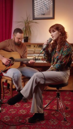 Paola Perrin Instagram - Petite version guitare-voix de « Belle », avec le génie @jonathancagne 🎸 

@smasherproduction 🎥