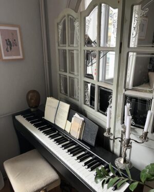 Paola Perrin Instagram - Deux jours maintenant que « Bric à brac » est entre vos mains et vous lui avez déjà envoyé beaucoup d’amour alors merci pour ça. 🤍 

Il est temps maintenant de remercier l’équipe formidable qui a travaillé avec moi sur cet EP. 

En tout premier merci @romainbotti de croire en moi et en ma musique depuis le début. Merci pour ton soutien,ta patience, et ton écoute. Merci pour l’humain et le producteur hors pair que tu es. Bref merci pour tout ! ✨ 

Énorme merci vous deux @jonathancagne et @julienrxl pour votre talent fou. Merci de savoir toujours mettre en beauté les idées et les chansons que je sors de mon placard. Merci merci merci ❤️‍🔥 

Merci à toi @vinchamusic pour tes mots et ta justesse sur « Ma gueule ». Quel plaisir de travailler avec toi et quel génie tu es, c’est presque illégal tout ça. 
Merci aux talentueuses @mariealixmusic et @marionelantrigo pour ces si belles cordes sur « Ma gueule » 🎻 

Merci à toi @marso_ltp pour « Chiffon », j’ai pris tellement de plaisir à bosser avec toi sur ce titre. Ton talent est aussi exceptionnel que l’humain que tu es alors merci pour ça 🙏🏼

Merci évidemment à @sonymusicpubfrance @jcbrgeois d’avoir cru en moi dès le début. 
Merci @playtwolabel @alexnatafb @emmanuelledehosson pour le soutien sans faille. 
Merci à ma formidable équipe promo @amandine_chicot 
@alexandracolas_ @sabrinamaurice 
 
Enfin, merci à vous, qui écoutez ma musique. 
Merci de la faire vivre, merci pour vos mots, vos partages, vos sourires que je croise et qui me donnent tant de force. 
C’est aussi et en grande partie pour vous tout ça. 🤍

En fait, merci à toutes ces personnes qui de près ou de loin ont contribué à la mise en lumière de ce projet.
J’y ai mis tellement de cœur, j’espère qu’il voyagera aussi loin et aussi longtemps que possible. 🎈 

Bref, vous avez compris, MERCI 🤍 

À l’origine de ces pépites de photos 📸 @hugolardenet 
💄💇🏻‍♀️ @marineokt.mua 
👖  @initialsbab