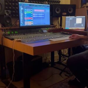 Paola Perrin Instagram - Deux jours maintenant que « Bric à brac » est entre vos mains et vous lui avez déjà envoyé beaucoup d’amour alors merci pour ça. 🤍 

Il est temps maintenant de remercier l’équipe formidable qui a travaillé avec moi sur cet EP. 

En tout premier merci @romainbotti de croire en moi et en ma musique depuis le début. Merci pour ton soutien,ta patience, et ton écoute. Merci pour l’humain et le producteur hors pair que tu es. Bref merci pour tout ! ✨ 

Énorme merci vous deux @jonathancagne et @julienrxl pour votre talent fou. Merci de savoir toujours mettre en beauté les idées et les chansons que je sors de mon placard. Merci merci merci ❤️‍🔥 

Merci à toi @vinchamusic pour tes mots et ta justesse sur « Ma gueule ». Quel plaisir de travailler avec toi et quel génie tu es, c’est presque illégal tout ça. 
Merci aux talentueuses @mariealixmusic et @marionelantrigo pour ces si belles cordes sur « Ma gueule » 🎻 

Merci à toi @marso_ltp pour « Chiffon », j’ai pris tellement de plaisir à bosser avec toi sur ce titre. Ton talent est aussi exceptionnel que l’humain que tu es alors merci pour ça 🙏🏼

Merci évidemment à @sonymusicpubfrance @jcbrgeois d’avoir cru en moi dès le début. 
Merci @playtwolabel @alexnatafb @emmanuelledehosson pour le soutien sans faille. 
Merci à ma formidable équipe promo @amandine_chicot 
@alexandracolas_ @sabrinamaurice 
 
Enfin, merci à vous, qui écoutez ma musique. 
Merci de la faire vivre, merci pour vos mots, vos partages, vos sourires que je croise et qui me donnent tant de force. 
C’est aussi et en grande partie pour vous tout ça. 🤍

En fait, merci à toutes ces personnes qui de près ou de loin ont contribué à la mise en lumière de ce projet.
J’y ai mis tellement de cœur, j’espère qu’il voyagera aussi loin et aussi longtemps que possible. 🎈 

Bref, vous avez compris, MERCI 🤍 

À l’origine de ces pépites de photos 📸 @hugolardenet 
💄💇🏻‍♀️ @marineokt.mua 
👖  @initialsbab
