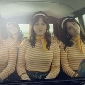 Paola Perrin Instagram - Merciiiii pour l’accueil que vous faites à Belle c’est fouuu 💛 

1. CC c mwaa dans le bus 
2. « Supeeeer Pao supeeer » 
3. Mes clones d’amour 
4. Entre de boooones mains