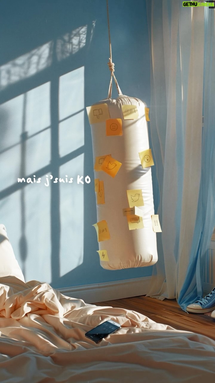 Paola Perrin - 3.1K Likes - 1 . KO . 📱
Et hop ! Je vous glisse ici un petit extrait de « KO » 🥊
Un des titres de mon EP « Bric à brac » dispo le 17 maiiiiii ! 📦 📱🪞 🍬 🤧📺
J’AI HAAAATE si vous saviez !!
Vous pouvez encore et toujours pré-commander l’EP pour le mettre au chaud dans votre playlist (Lien dans ma bio)
Ce doux visuel par la talentueuse @chloecamille.studio 🙏🏼🤍