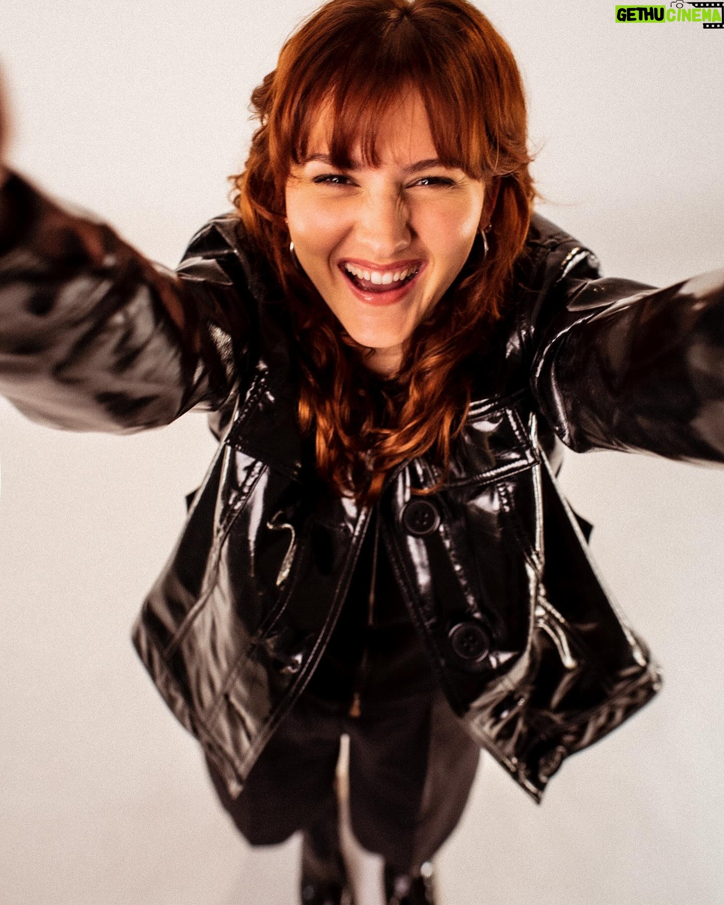 Paola Perrin - 5.5K Likes - Deux jours maintenant que « Bric à brac » est entre vos mains et vous lui avez déjà envoyé beaucoup d’amour alors merci pour ça. 🤍
Il est temps maintenant de remercier l’équipe formidable qui a travaillé avec moi sur cet EP.
En tout premier merci @romainbotti de croire en moi et en ma musique depuis le début. Merci pour ton soutien,ta patience, et ton écoute. Merci pour l’humain et le producteur hors pair que tu es. Bref merci pour tout ! ✨
Énorme merci vous deux @jonathancagne et @julienrxl pour votre talent fou. Merci de savoir toujours mettre en beauté les idées et les chansons que je sors de mon placard. Merci merci merci ❤️🔥
Merci à toi @vinchamusic pour tes mots et ta justesse sur « Ma gueule ». Quel plaisir de travailler avec toi et quel génie tu es, c’est presque illégal tout ça.
Merci aux talentueuses @mariealixmusic et @marionelantrigo pour ces si belles cordes sur « Ma gueule » 🎻
Merci à toi @marso_ltp pour « Chiffon », j’ai pris tellement de plaisir à bosser avec toi sur ce titre. Ton talent est aussi exceptionnel que l’humain que tu es alors merci pour ça 🙏🏼
Merci évidemment à @sonymusicpubfrance @jcbrgeois d’avoir cru en moi dès le début.
Merci @playtwolabel @alexnatafb @emmanuelledehosson pour le soutien sans faille.
Merci à ma formidable équipe promo @amandine_chicot
@alexandracolas_ @sabrinamaurice
Enfin, merci à vous, qui écoutez ma musique.
Merci de la faire vivre, merci pour vos mots, vos partages, vos sourires que je croise et qui me donnent tant de force.
C’est aussi et en grande partie pour vous tout ça. 🤍
En fait, merci à toutes ces personnes qui de près ou de loin ont contribué à la mise en lumière de ce projet.
J’y ai mis tellement de cœur, j’espère qu’il voyagera aussi loin et aussi longtemps que possible. 🎈
Bref, vous avez compris, MERCI 🤍
À l’origine de ces pépites de photos 📸 @hugolardenet
💄💇🏻♀️ @marineokt.mua
👖 @initialsbab