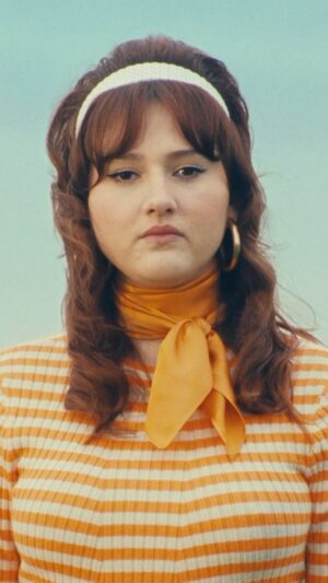 Paola Perrin Instagram - Le clip de BELLE est dispo !!!!
Foncez le lien est en bio, trop hâte d’avoir vos retours 💛🪞🐣✨ 

🎥 ✨: @gabrielleriouah 🙏🏼