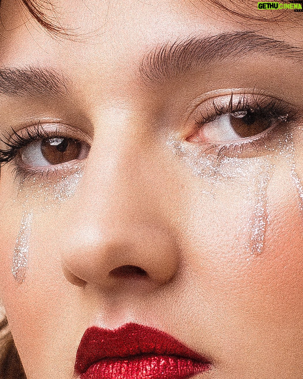 Paola Perrin - 5.2K Likes - Heureuse de vous annoncer la sortie de mon prochain single Belle le 9 février!! 🪞🥹🕺😭✨
Ça fait quelques années déjà que je l’ai composée alors j’ai plus que hâte qu’elle arrive enfin jusqu’à vos oreilles 💛
Lien pour pre-save dans ma bio 👀
💄 @juliette.fcq
📸 @hugolardenet
@romainbotti @cellar_____ @playtwolabel @sonymusicpubfrance 🙏🏼🙏🏼🙏🏼🙏🏼
