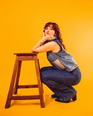 Paola Perrin Instagram - Quelques photos de ma gueule pour fêter le 1er mois de « Bric à brac » 🎂

@hugolardenet 📸 
@initialsbab 👖
@marineokt.mua 💄