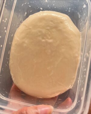 Paola Velez Instagram - Queso de hoja Dominicano | Dominican layer cheese 🥰
You know what, I believe that the dairy that we get in the mid Atlantic makes the best Dominican cheese. 
I got my milk from Maryland and it’s chefs kiss 
#quesodehoja #dominicancheese #caribbeanfood #dominicanfood #cheese #handmadecheese #midatlantic