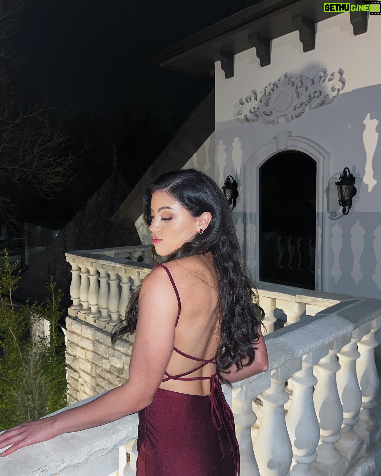 Paola Andino Instagram - Una noche para los enamorados 🖤