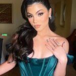 Paola Andino Instagram – @oliviarosebeautyy deemed this look Belle if she had worn emerald 👗

h&mu by @oliviarosebeautyy 💋