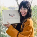 Paola Krum Instagram - Quiero contarles esta maravilla! 🌸 La nueva línea Elasticity de @eucerin_ar que mejora la elasticidad, brinda firmeza y tiene un efecto anti arrugas. Además, lanzaron una nueva crema de dia con SPF30. Pero la estrella de esta novedad? 🌟 El nuevo Serum 3D que ataca las tres dimensiones de la edad ya que además de mejorar la elasticidad y reducir las arrugas, reduce y previene las manchas de la edad gracias al Thiamidol, activo exclusivo de Eucerin. Les dejo algunos ⓣⓘⓟⓢ 📝: 🔸El serum es de textura ligera y los resultados se ven a partir de las dos semanas de uso. 🔸Se aplica una dosis para cara y cuello y otra mas para el escote, despues de la limpieza y antes de la crema hidratante. Y lo bueno! también es para hombres! Pasen por la cuenta de @eucerin_ar y disfruten de 5 minutos de masajes faciales ideales para esta línea! 💆‍♀️ @eucerin_ar #tecnologiahyaluron