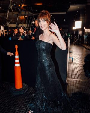Paola Krum Instagram - Noche de los Martín Fierro !
Gracias amigo querido @jorgeoleon 
@atelierpucheta ..vestido soñado ❤️
@fabianpaz ♥️
@justaosadia 
@rubirubioficial 
Y gracias por los mensajes amorosos y el cariño de siempre que me llenan de alegría 💕